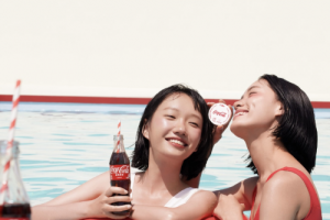 与你分享，就算快乐 | INTO YOU携手可口可乐推出快乐系列彩妆